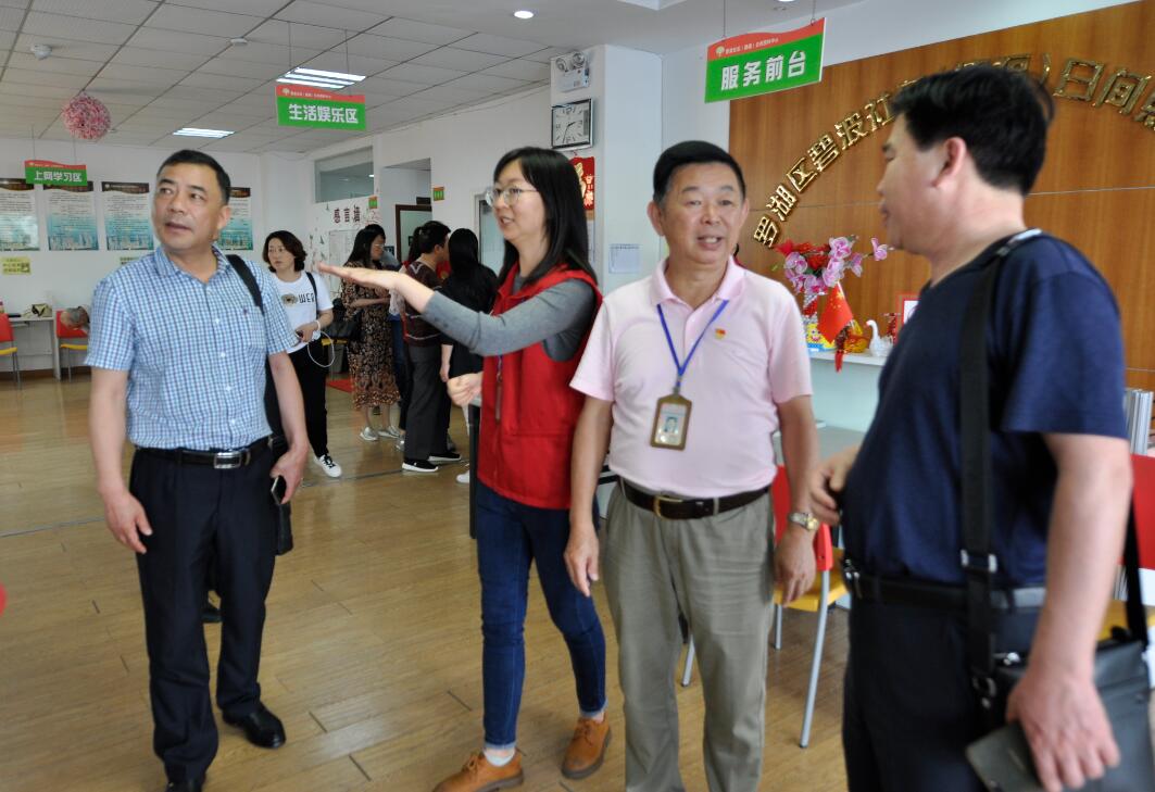 张家港市金港镇考察团到德福参...